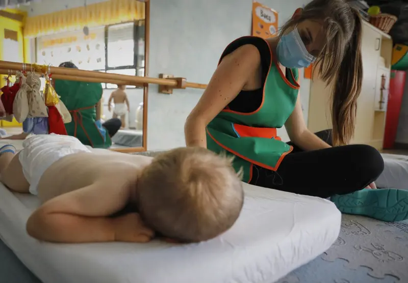 <p> Archivo - Un ni&ntilde;o se dispone a descansar en la Escuela Infantil Gloria Fuertes - Jes&uacute;s Hell&iacute;n - Europa Press - Archivo </p>