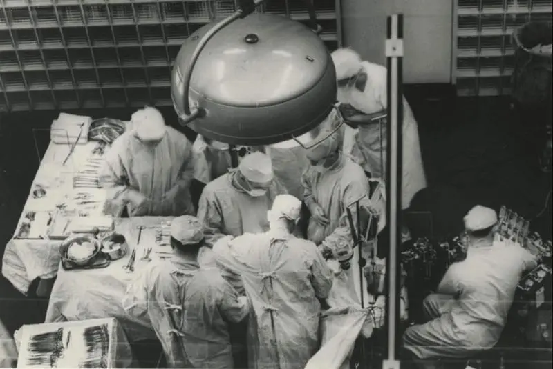 <p> Fotograf&iacute;a de 1954 desde el balc&oacute;n de la sala de operaciones donde se realizada el primer transplante exitoso </p>