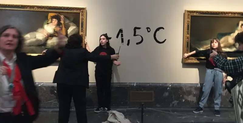 <p> Activistas ecol&oacute;gicas se pegan al marco de los cuadros de 'Las Majas' de Goya en el Museo del Prado - FUTURO VEGETAL </p>