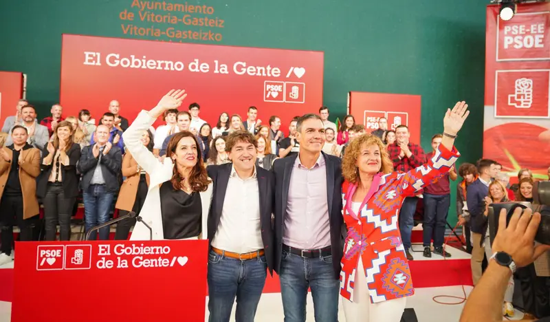<p> La candidata a alcaldesa de VitoriaMaider Etxebarria; Eneko Andueza, secretario del PSE; el secretario general del PSOE y presidente del Gobierno, Pedro S&aacute;nchez, y la candidata como diputada general de &Aacute;lava, Cristina Gonz&aacute;lez, en un acto en Vitoria - I&ntilde;aki Berasaluce - Europa Press </p>