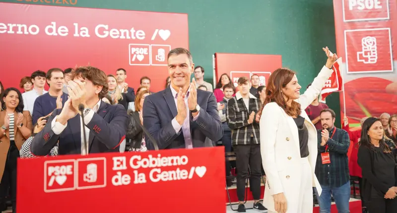 <p> El secretario general del PSOE y presidente del Gobierno, Pedro S&aacute;nchez, junto a Eneko Andueza, secretario general del PSE, y Maider Etxebarria, candidata a la Alcald&iacute;a de Vitoria - I&Ntilde;AKI BERASALUCE </p>
