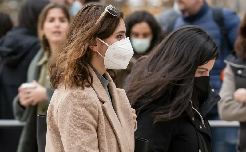 <p> Archivo - La ex asesora de Podemos Dina Bousselham (i) a su llegada para declarar en el caso que investiga el presunto robo de su m&oacute;vil en el marco del caso Villarejo, en la Audiencia Nacional, a 15 de marzo de 2022, en Madrid (Espa&ntilde;a). - A. P&eacute;rez Meca - Europa Press - Archivo </p>