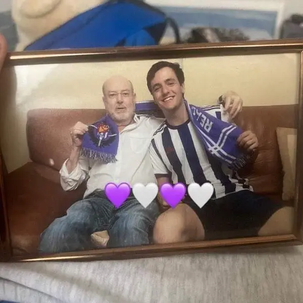 <p> Abuelo y nieto con la bufanda y equipaci&oacute;n del Real Valladolid </p>