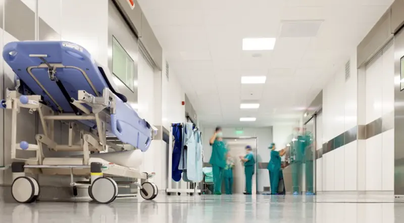 <p> Archivo - Hospital surgery corridor Blurred figures of people with medical uniforms in hospital corridor - VILEVI / VILEVI - Archivo </p>