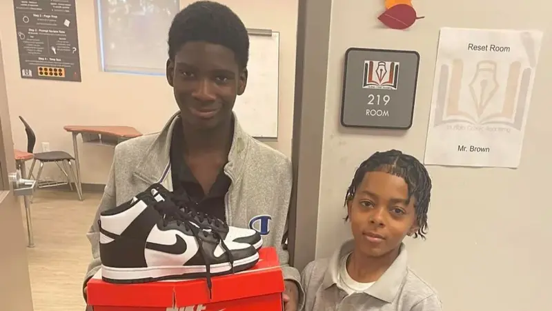 <p> El estudiante con sus nuevas zapatillas </p>