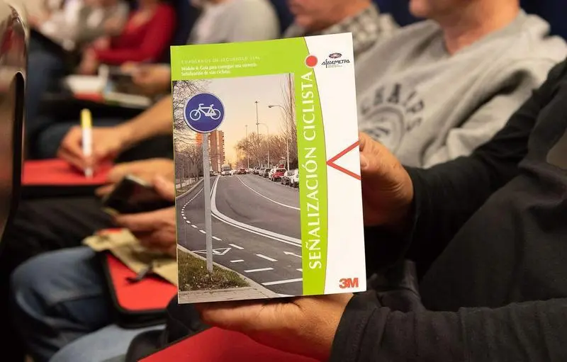 <p> El sector de la se&ntilde;alizaci&oacute;n de carreteras presenta la 'Gu&iacute;a para conseguir una correcta Se&ntilde;alizaci&oacute;n de v&iacute;as ciclistas' </p>