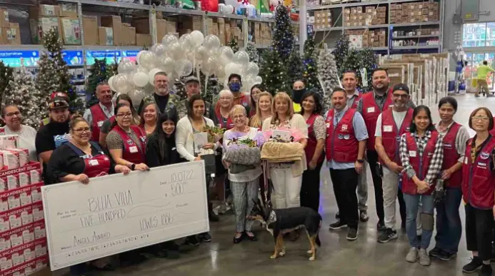 <p> Los trabajadores de Lowe's junto a la anciana. Good News </p>