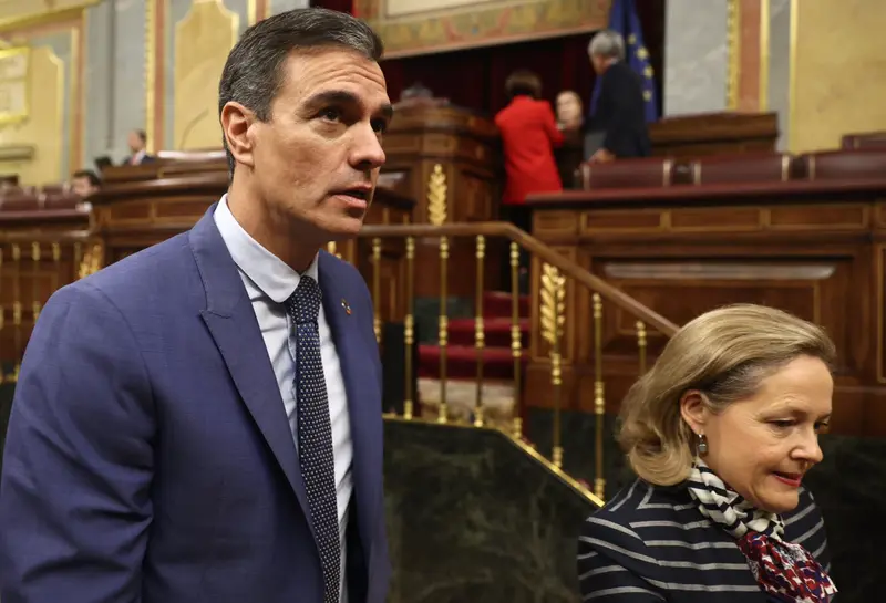  El presidente del Gobierno, Pedro S&aacute;nchez y la vicepresidenta primera y ministra de Asuntos Econ&oacute;micos y Transformaci&oacute;n Digital, Nadia Calvi&ntilde;o,. - Eduardo Parra - Europa Press 