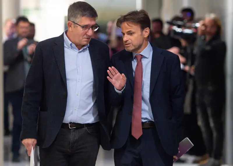  El portavoz del PSOE en el Congreso, Patxi L&oacute;pez (i), y el presidente del grupo parlamentario de Unidas Podemos en el Congreso, Jaume Asens (d), conversan a su llegada al registro de la Disposici&oacute;n, en el Congreso de los Diputados, a 11 de noviembre de 20 - Gustavo Valiente - Europa Press 