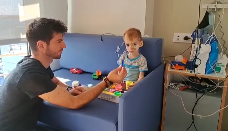  &Uacute;ltimas im&aacute;genes de Oliver jugando con su padre en el hospital 