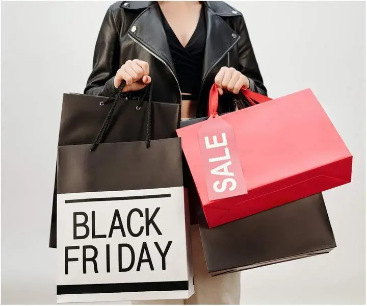  Mujer con bolsas del Black Friday 