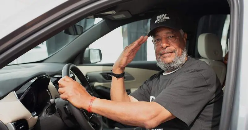  El veterano con su nuevo coche 