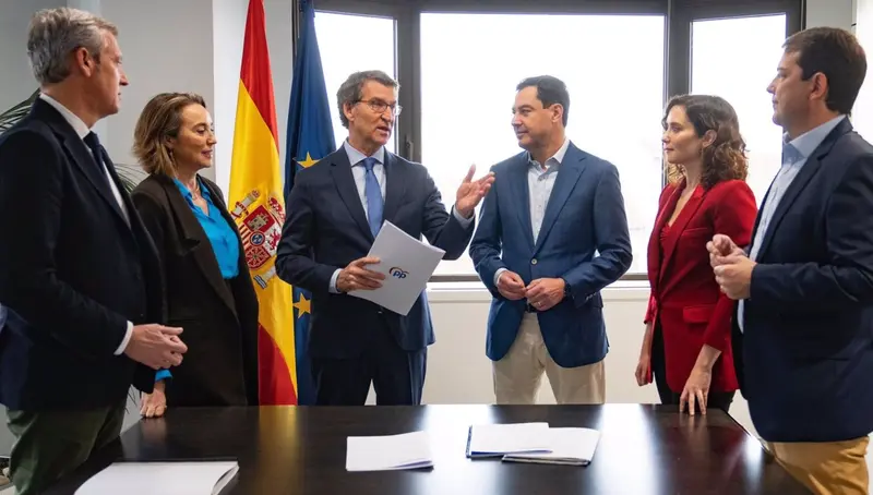  El l&iacute;der del PP, Alberto N&uacute;&ntilde;ez Feij&oacute;o, conversa con varios presidentes del PP: Isabel D&iacute;az Ayuso, Juanma Moreno, Alfonso Fern&aacute;ndez Ma&ntilde;ueco y Alfonso Rueda. Les acompa&ntilde;a la secretaria general del PP, Cuca Gamarra. - DAVID MUDARRA (PP) 