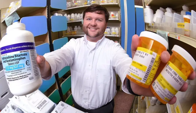  Archivo - El farmac&eacute;utico Dr. Corey Hayes y sus colegas encontraron que las dosis m&aacute;s altas de opioides no trajeron m&aacute;s alivio del dolor, pero s&iacute; aumentaron el riesgo de efectos secundarios da&ntilde;inos. - JEFF BOWEN - Archivo 