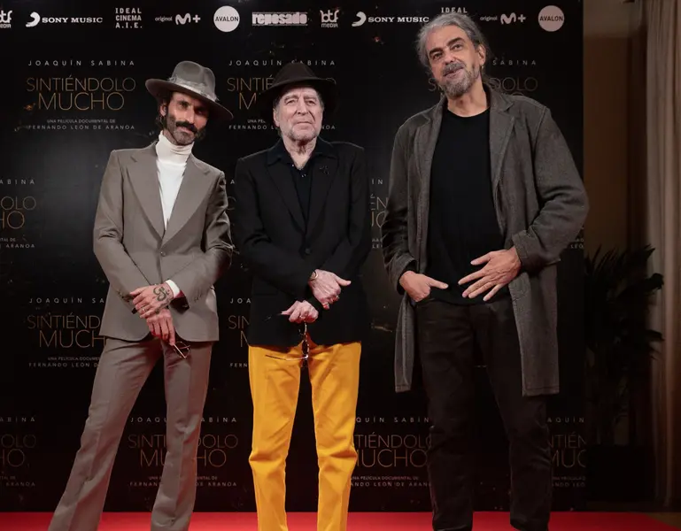 (I-D) El cantante Leiva; el cantautor Joaqu&iacute;n Sabina y el director de cine Fernando L&eacute;on de Aranoa, posan durante la presentaci&oacute;n del documental sobre Joaqu&iacute;n Sabina &lsquo;Sinti&eacute;ndolo mucho&rsquo; - Eduardo Parra - Europa Press 