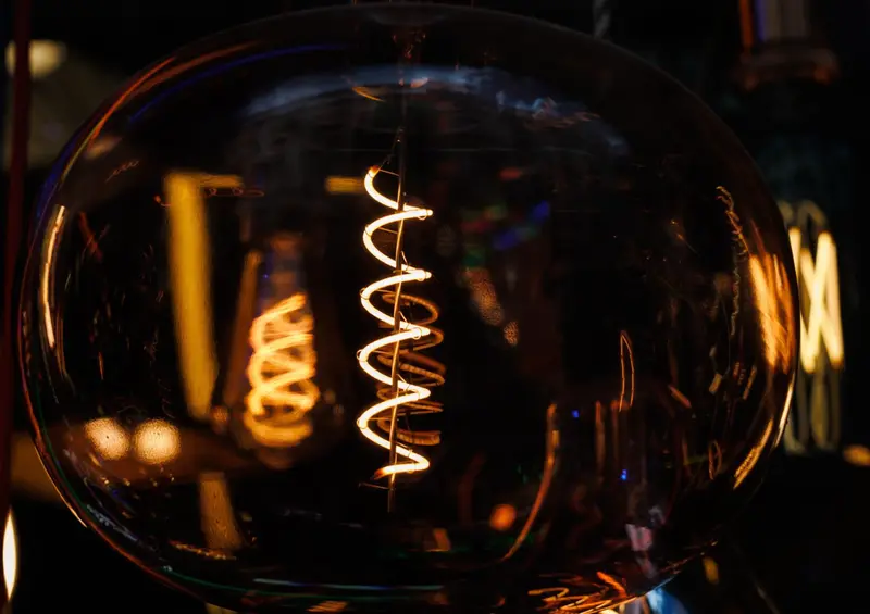  Archivo - Una bombilla en el escaparate de una tienda de l&aacute;mparas - Alejandro Mart&iacute;nez V&eacute;lez - Europa Press - Archivo 