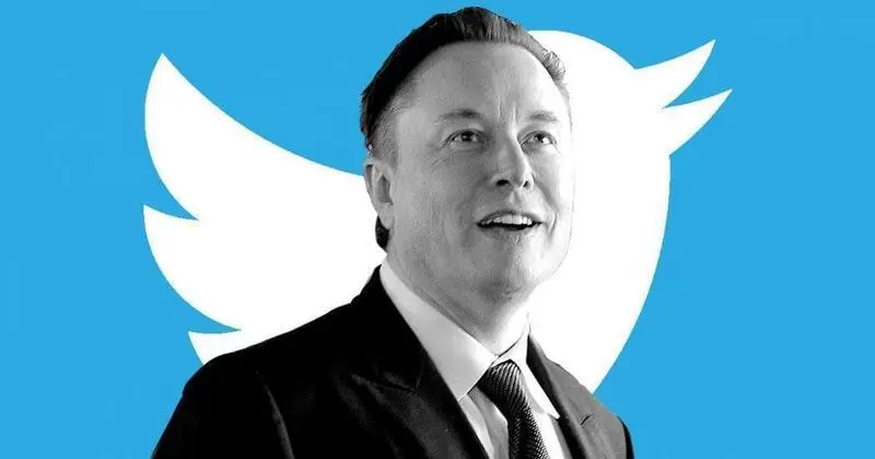  Elon Musk con el logo de Twitter 