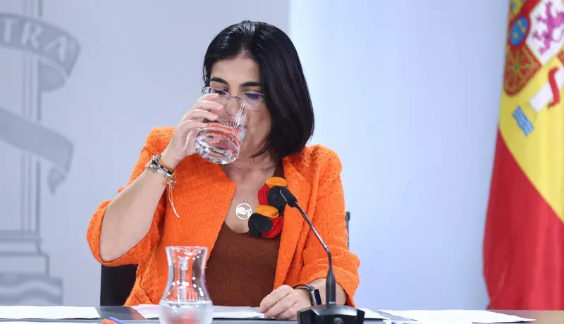  La ministra de Sanidad, Carolina Darias, bebe agua de un vaso durante una rueda de prensa posterior a la reuni&oacute;n del Consejo de Ministros, a 20 de septiembre de 2022, en Madrid (Espa&ntilde;a). El Consejo de Ministros ha aprobado una partida de 172 millones de e - Eduardo Parra - Europa Press 