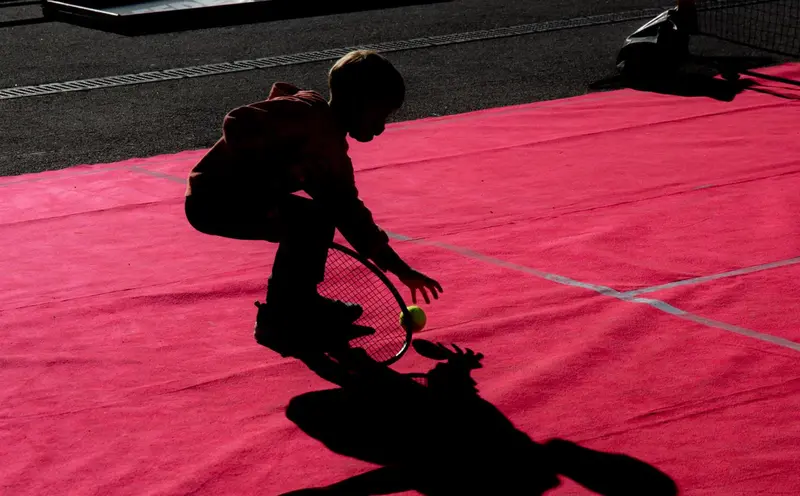  Archivo - Un ni&ntilde;o juega con una raqueta y una pelota en Barcelona. - David Zorrakino - Europa Press - Archivo 