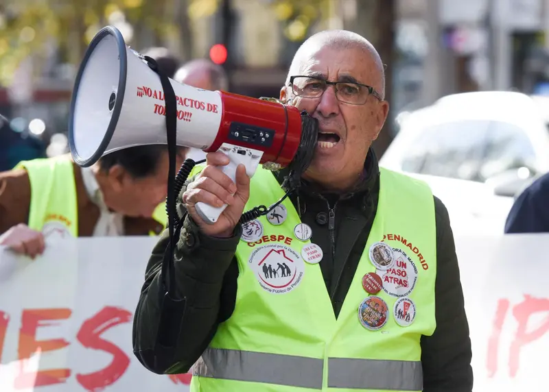  Un hombre sostiene un meg&aacute;fono en una manifestaci&oacute;n para exigir una mejora de las pensiones y de los salarios acordes al IPC real, a 19 de noviembre de 2022, en Madrid (Espa&ntilde;a). - Gustavo Valiente - Europa Press 