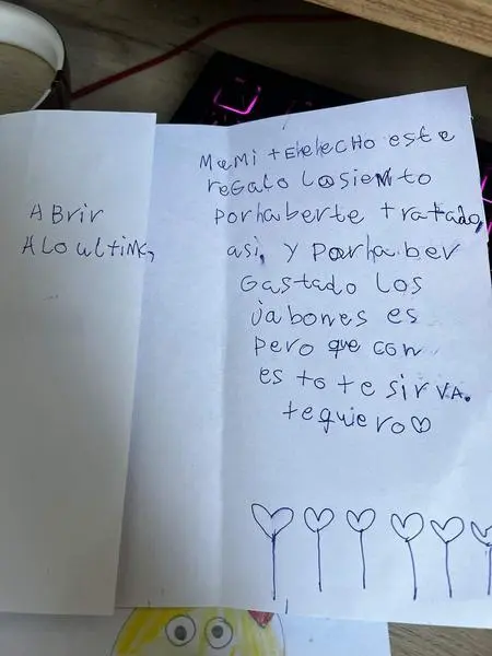  La carta que le escribi&oacute; el hijo a su madre. Fuente: Twitter 