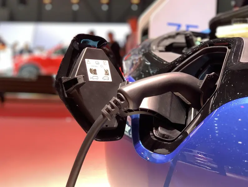  Archivo - Veh&iacute;culo el&eacute;ctrico cargando - EUROPA PRESS - Archivo 