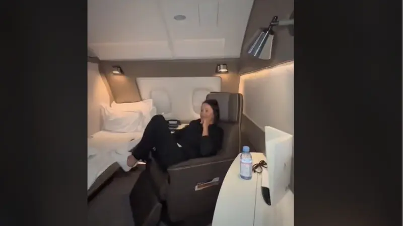  La tiktoker en su asiento de primera clase 