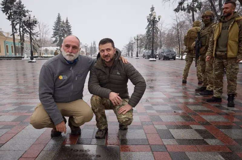  El presidente de Ucrania, Volodimir Zelenski, y el chef Jos&eacute; Andr&eacute;s junto a la placa en su honor en Kiev - PRESIDENCIA DE UCRANIA 
