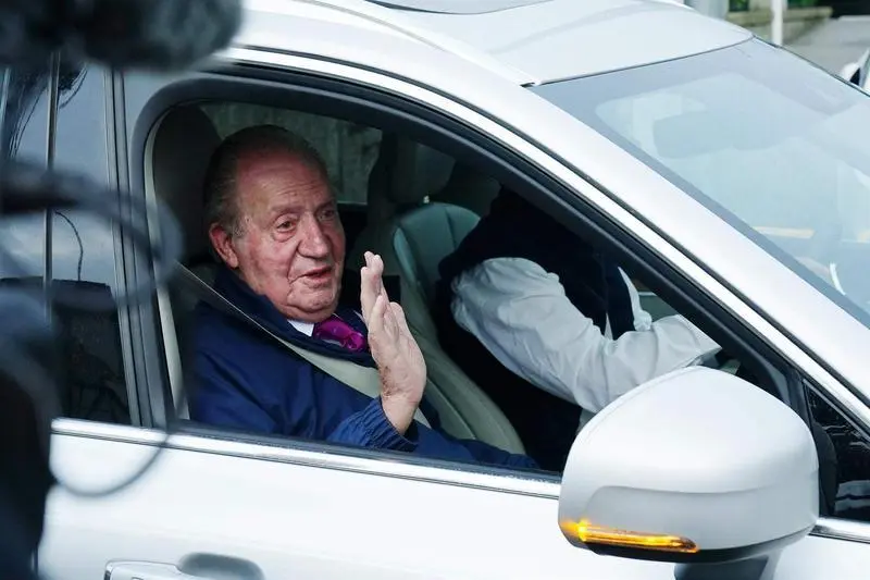  El Rey Em&eacute;rito Juan Carlos I saluda desde un veh&iacute;culo a su salida de la casa de Sanxenxo camino de Madrid 