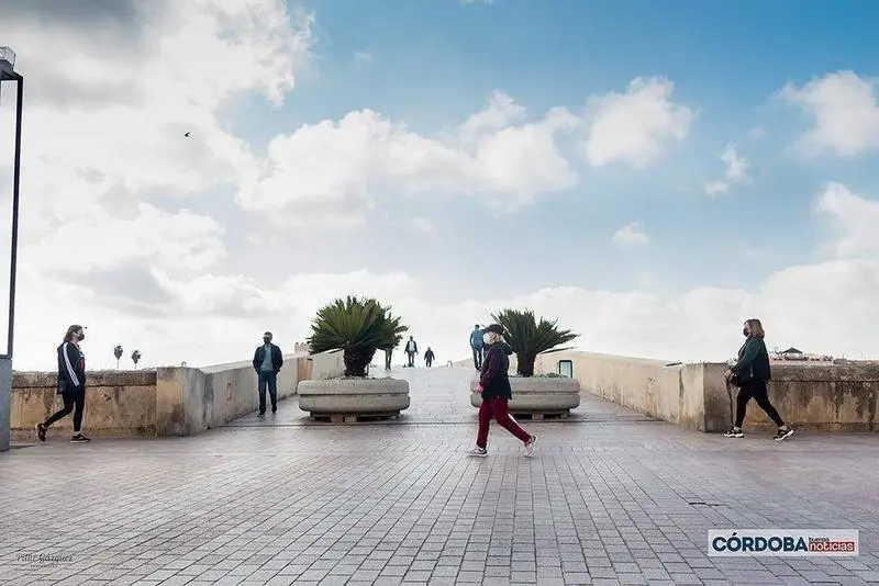  Gente paseando por el Puente Romano de Córdoba / Pilar Gázquez. 