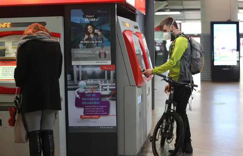  Archivo - Un viajero con bicicleta adquiere un billete en un dispensador en la estaci&oacute;n de Atocha - Marta Fern&aacute;ndez Jara - Europa Press - Archivo 