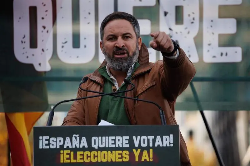  El l&iacute;der nacional de Vox, Santiago Abascal, interviene durante la protesta por la derogaci&oacute;n del delito de sedici&oacute;n del C&oacute;digo Penal 