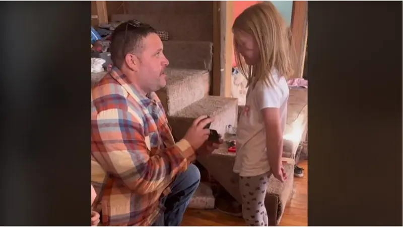  Michael proponi&eacute;ndole a la hija de su novia ser su padrastro 