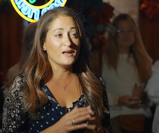  Danielle Gletow anunciando el sorteo de un auto nuevo en Nueva York &ndash; One Simple Wish 