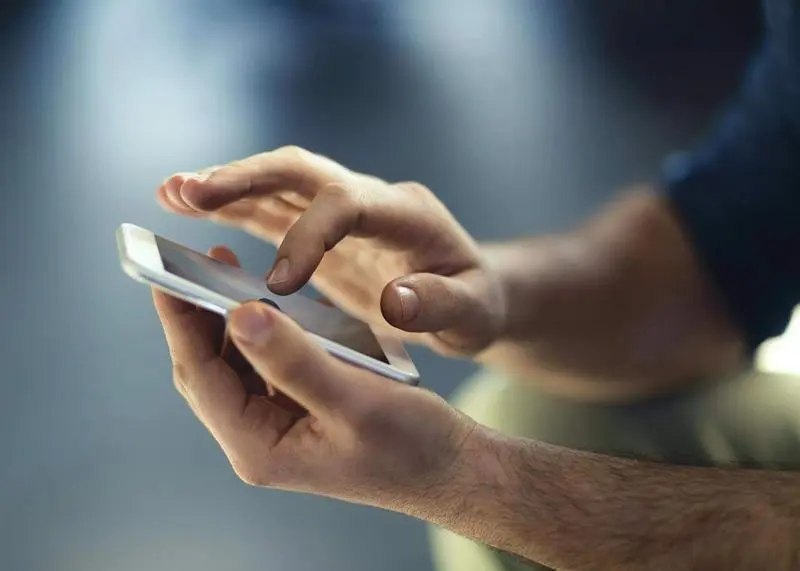  Una persona utiliza su tel&eacute;fono m&oacute;vil 