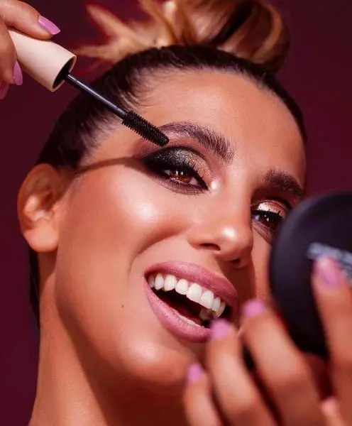  Una mujer utilizando una m&aacute;scara de pesta&ntilde;as/ Twitter 