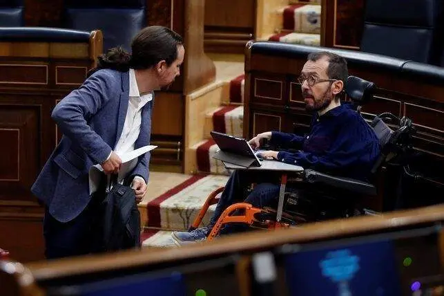  Pablo Iglesias y el portavoz de Unidas Podemos, Pablo Echenique, en el Congreso. 