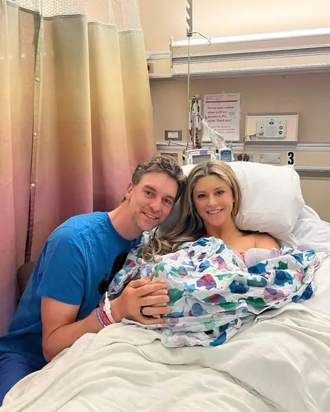  Pau Gasol junto a su mujer Catherine McDonnell tras convertirse en padres por segunda vez. Twitter 