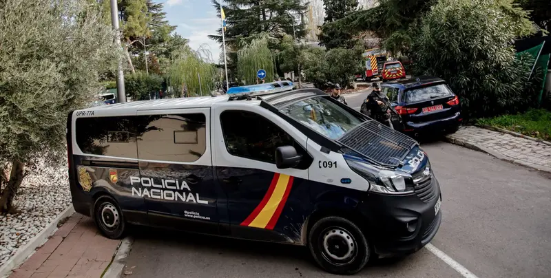  Un coche de la Polic&iacute;a Nacional en la embajada de Ucrania donde se ha producido una explosi&oacute;n - Carlos Luj&aacute;n - Europa Press 