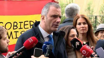  Ortega Smith hablando ante los medios 