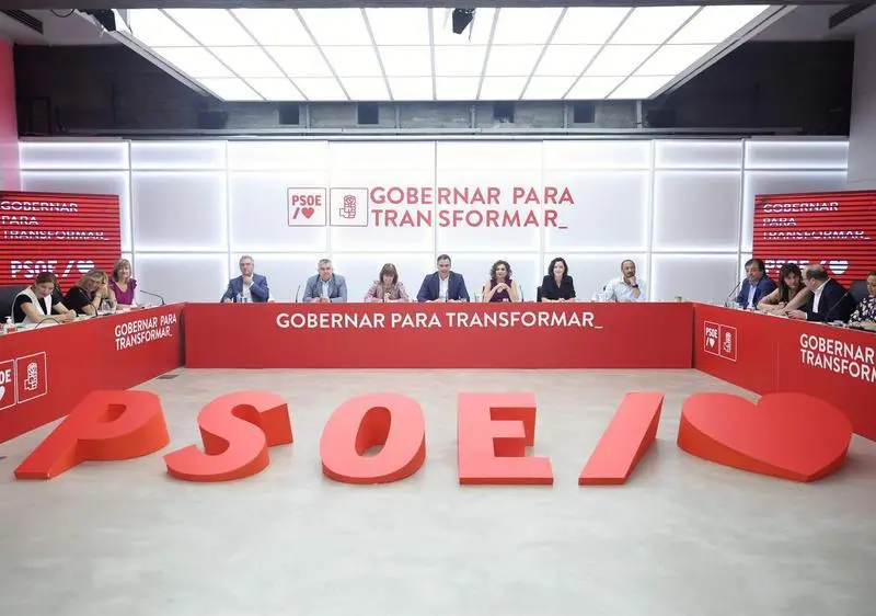  El secretario de Organizaci&oacute;n del partido socialista, Santos Cerd&aacute;n; la presidenta del PSOE, Cristina Narbona; el presidente del Gobierno, Pedro S&aacute;nchez; la n&uacute;mero dos del partido, Mar&iacute;a Jes&uacute;s Montero; la secretaria de Igualdad 