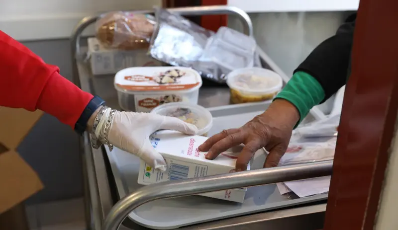  Archivo - Imagen de archivo de una entrega de alimentos - Marta Fern&aacute;ndez - Europa Press - Archivo 