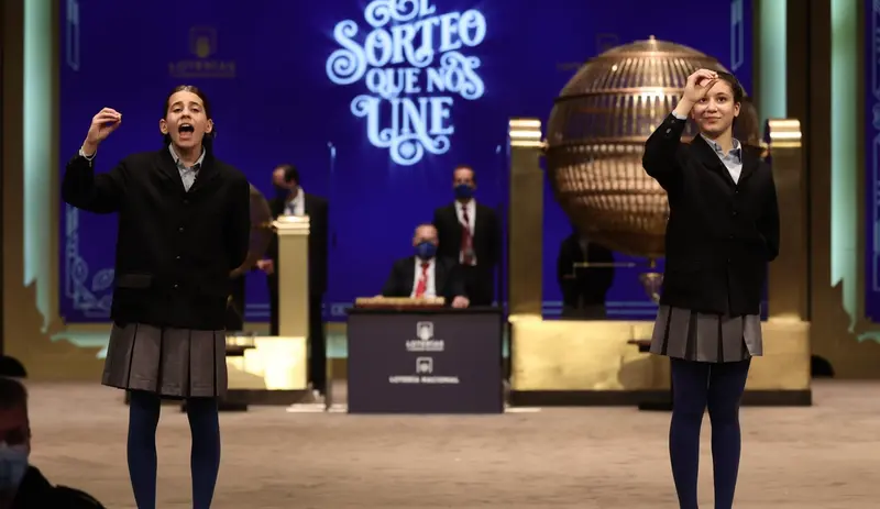  Archivo - Dos de las ni&ntilde;as de la residencia de San Ildefonso, posan minutos despu&eacute;s de cantar un premio durante la celebraci&oacute;n del Sorteo Extraordinario de la Loter&iacute;a de Navidad 2021 en el Teatro Real de Madrid, a 22 de diciembre de 2021, en Madrid, (Espa - Eduardo Parra - Europa Press - Archivo 