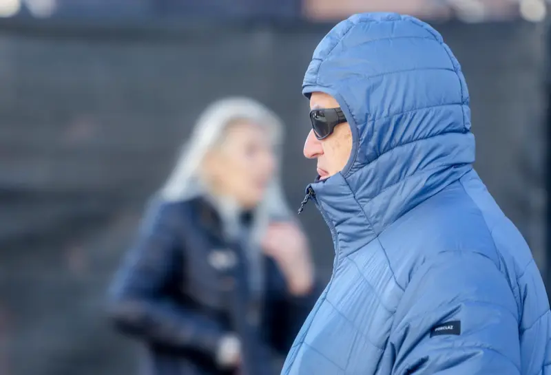  Un hombre pasea abrigado con capucha, a 1 de diciembre de 2022, en Madrid (Espa&ntilde;a). . - Ricardo Rubio - Europa Press 