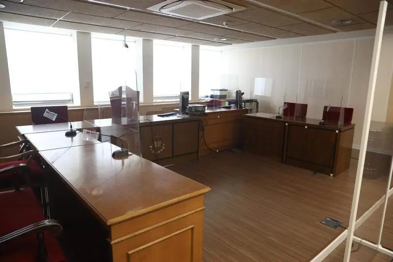  Mamparas de separaci&oacute;n en el estrado de una de las salas de los nuevos juzgados y la fiscal&iacute;a de lo Social en la calle Princesa 