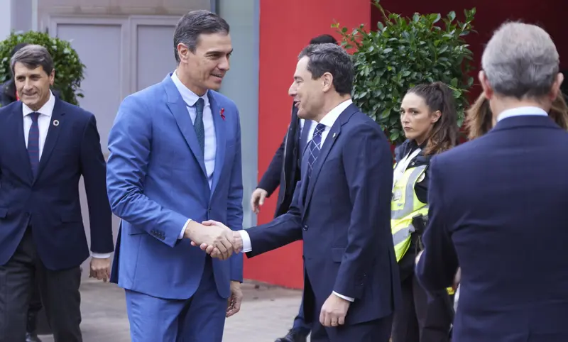  El presidente del gobierno de Espa&ntilde;a, Pedro S&aacute;nchez, (i) saluda a el presidente de la Junta de Andaluc&iacute;a, Juanma Moreno, (d) durante la presentaci&oacute;n del proyecto de Cepsa 'Valle andaluz del Hidr&oacute;geno Verde' en la Refiner&iacute;a Cepsa de San Roque. - Joaquin Corchero - Europa Press 