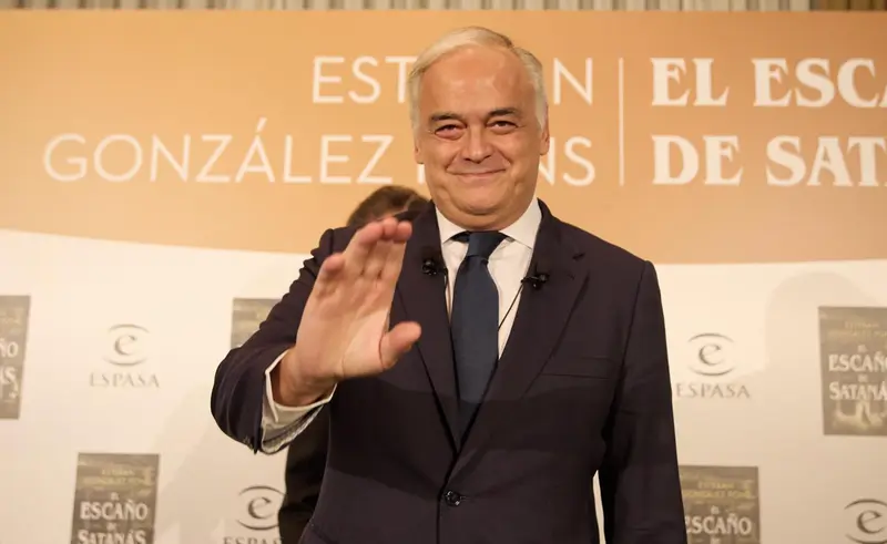  El vicesecretario general institucional del PP, Esteban Gonz&aacute;lez Pons, saluda a su llegada a la presentaci&oacute;n del libro &lsquo;El esca&ntilde;o de Satan&aacute;s&rsquo; en el Hotel Intercontinental, a 30 de noviembre de 2022, en Madrid (Espa&ntilde;a). &lsquo;El esca&ntilde;o de Satan&aacute;s&rsquo; narra c&oacute;mo lo - Jes&uacute;s Hell&iacute;n - Europa Press 