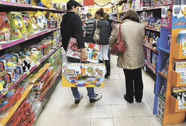  Personas comprando juguetes 