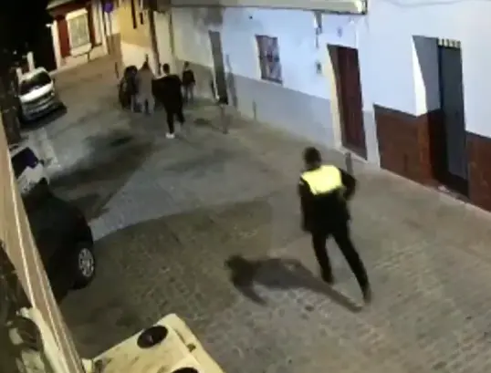  Uno de los polic&iacute;as acudiendo al rescate de la peque&ntilde;a Carla 