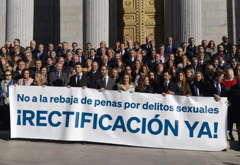  Diputados y senadores del Partido Popular se concentran para pedir la dimisi&oacute;n de la ministra de Igualdad, Irene Montero 